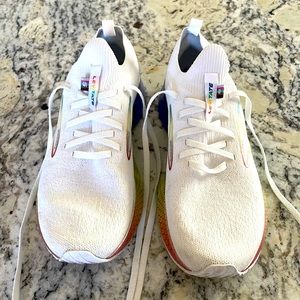 Womens size 9 Brooks Levitate 5. No insoles